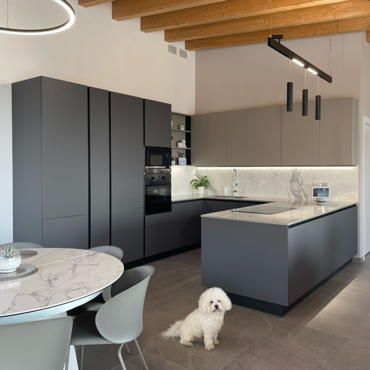 ARREDAMENTO COMPLETO A NEMBRO