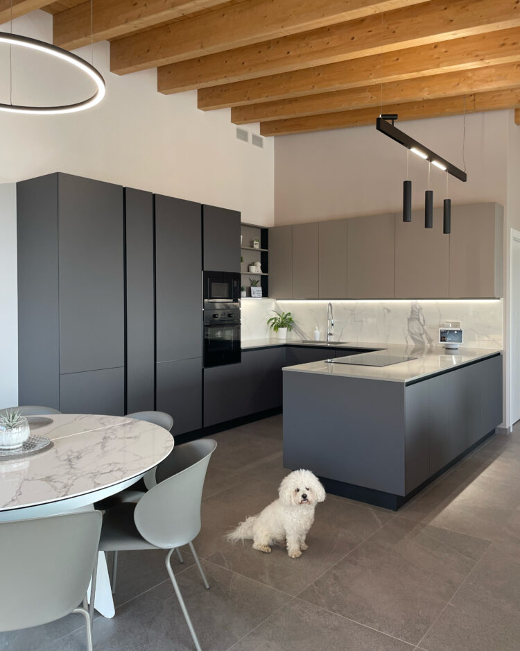 ARREDAMENTO COMPLETO A NEMBRO